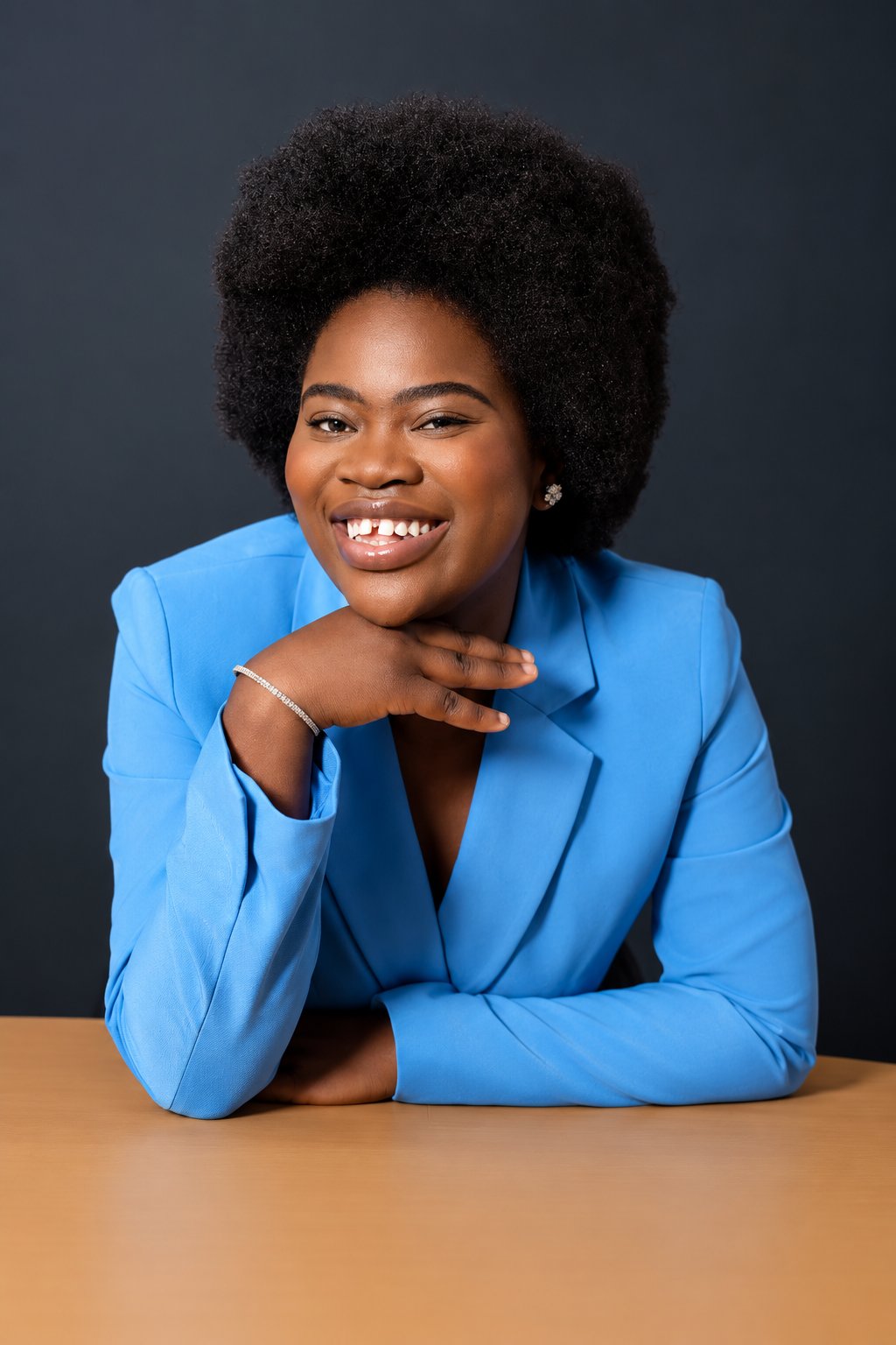 Néty Behoundja, en blazer bleu, sourire aux lèvres